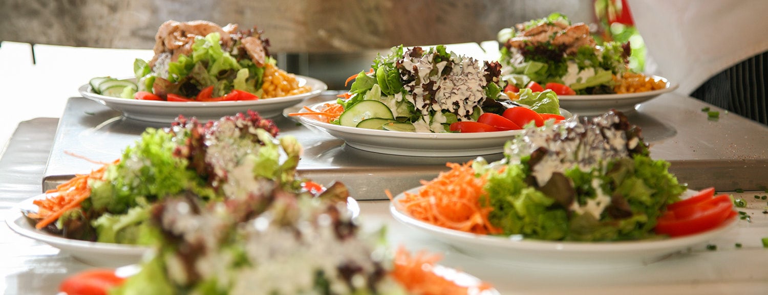 Gesunde Salat-Variationen für Ihr Event vom Partyservice Henninger in Singen, Tuttlingen, Stockach, Radolfzell, Höri, Hegau und Umgebung